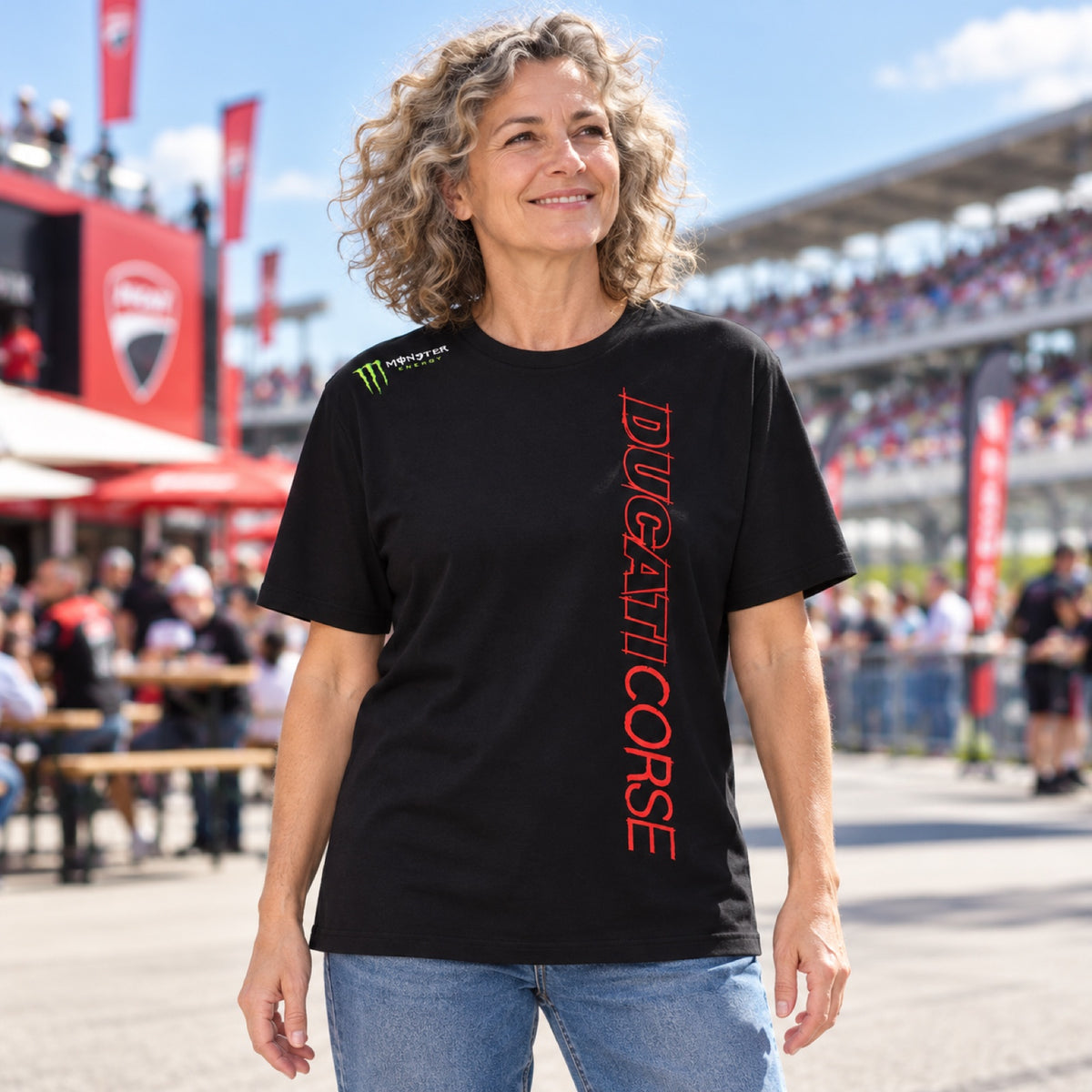 Tricou pentru fani Ducati Corse cu logo Monster Energy – fotografie ilustrativă (AI)