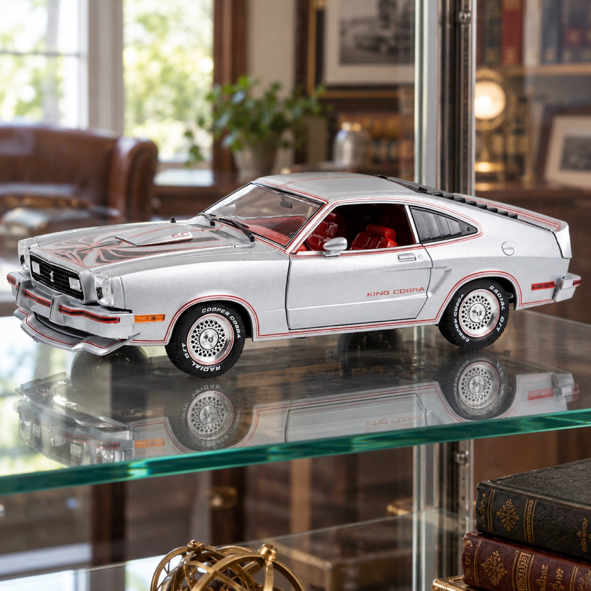 Machetă Ford Mustang II King Cobra – argintiu metalizat cu dungi roșii și negre – 1:18 Greenlight – fotografie ilustrativă (AI)
