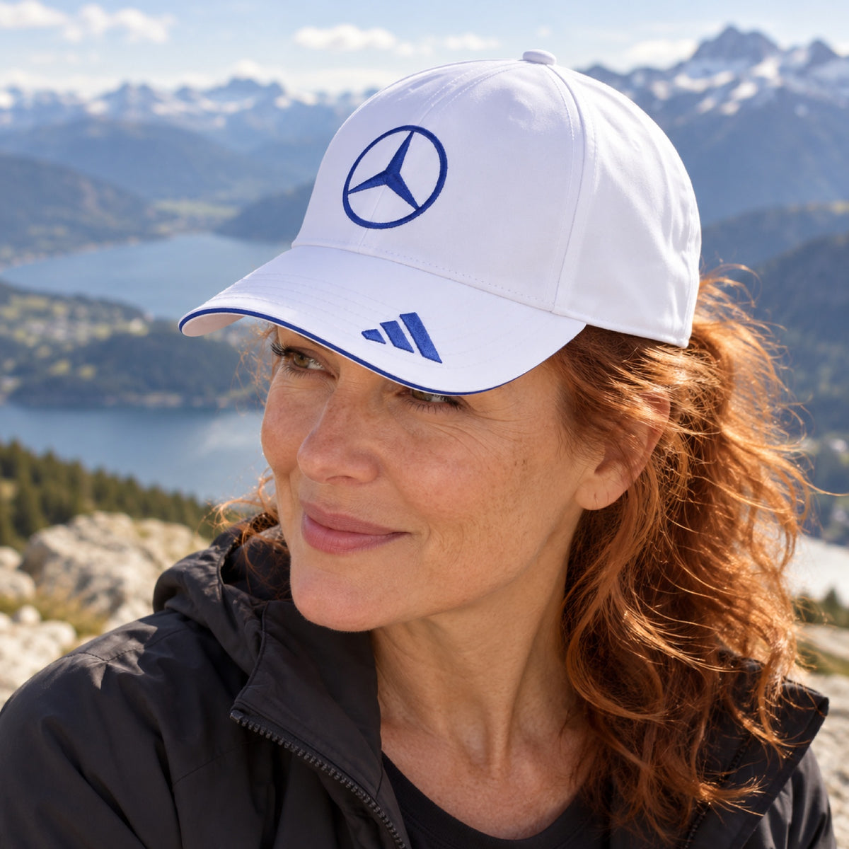 Șapcă Kimi Antonelli Mercedes-AMG PETRONAS F1 x Adidas – albă, ediție de echipă – fotografie ilustrativă (AI)