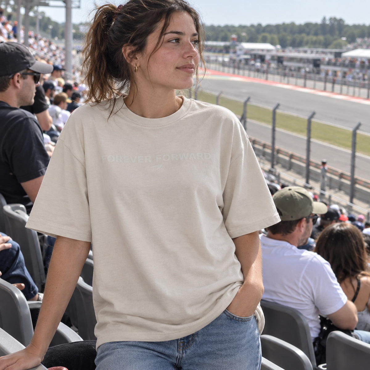McLaren F1 New Era Speedmark Casual T-Shirt – Sand – ilustrační foto 2 (AI)