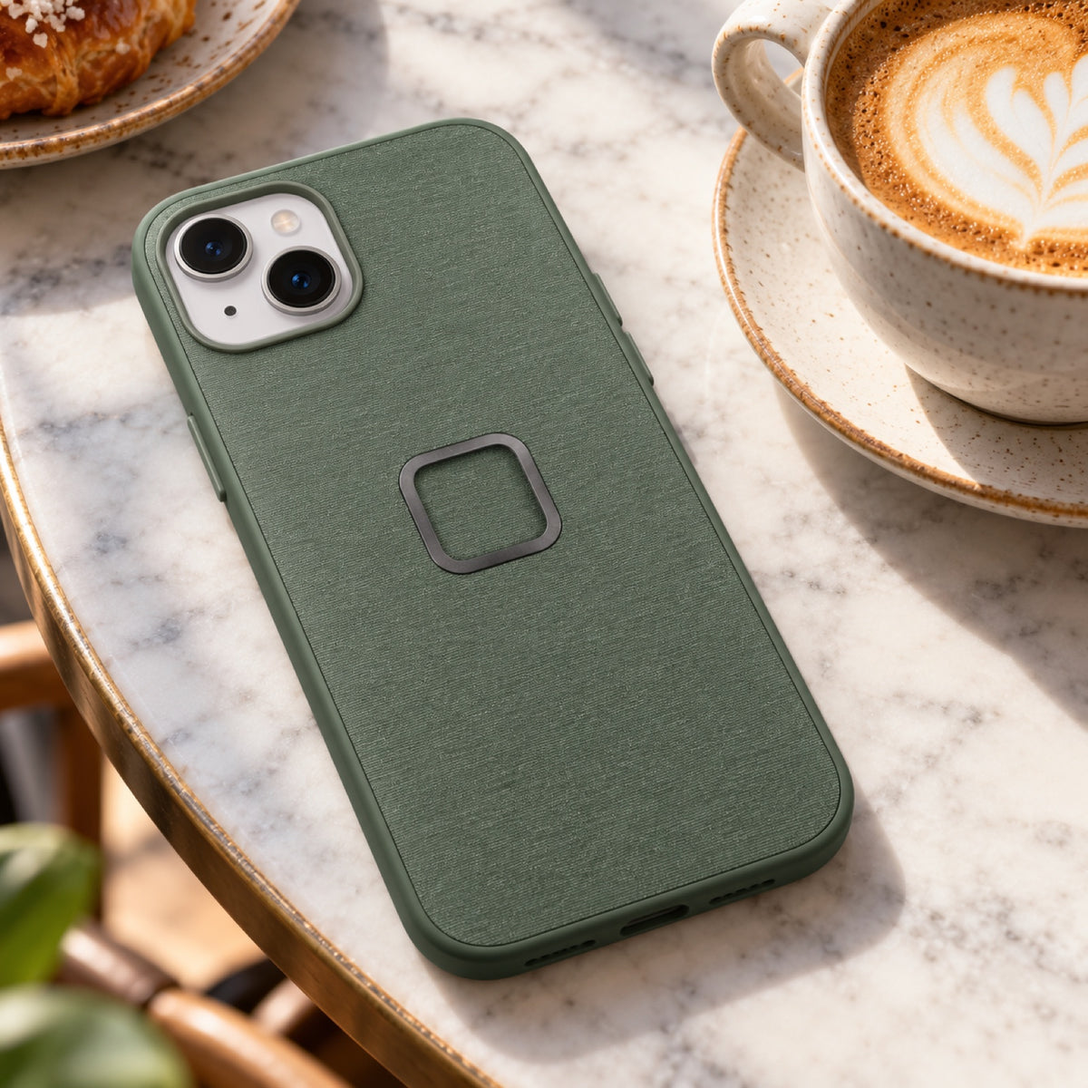 Peak Design Everyday Case iPhone 15 Plus – Sage – fotografie ilustrativă (AI)