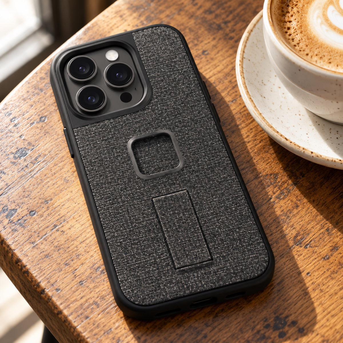 Peak Design Everyday Loop Case iPhone 14 Pro – Charcoal – fotografie ilustrativă (AI)