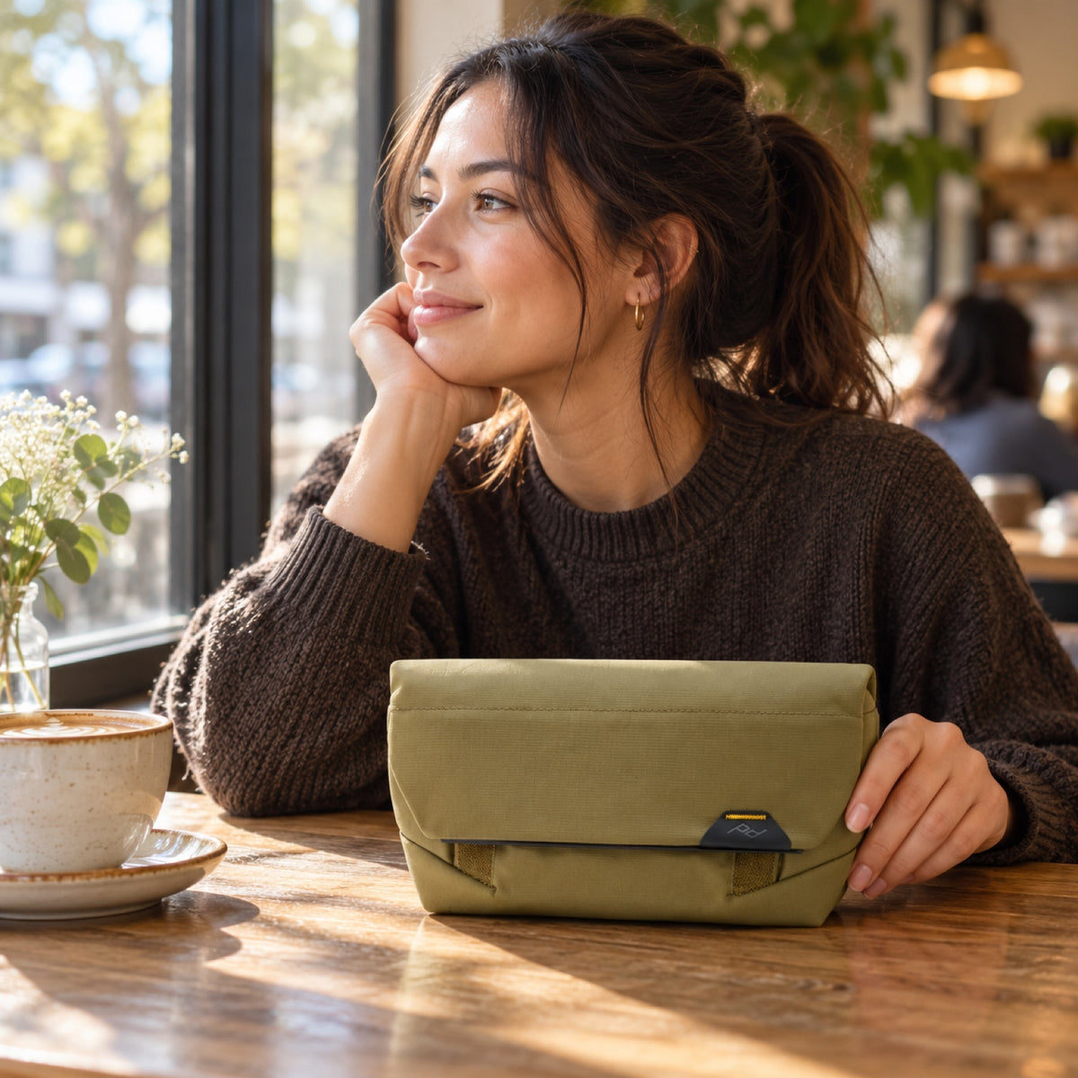 Peak Design Field Pouch – Kelp – illustrative photo (AI)