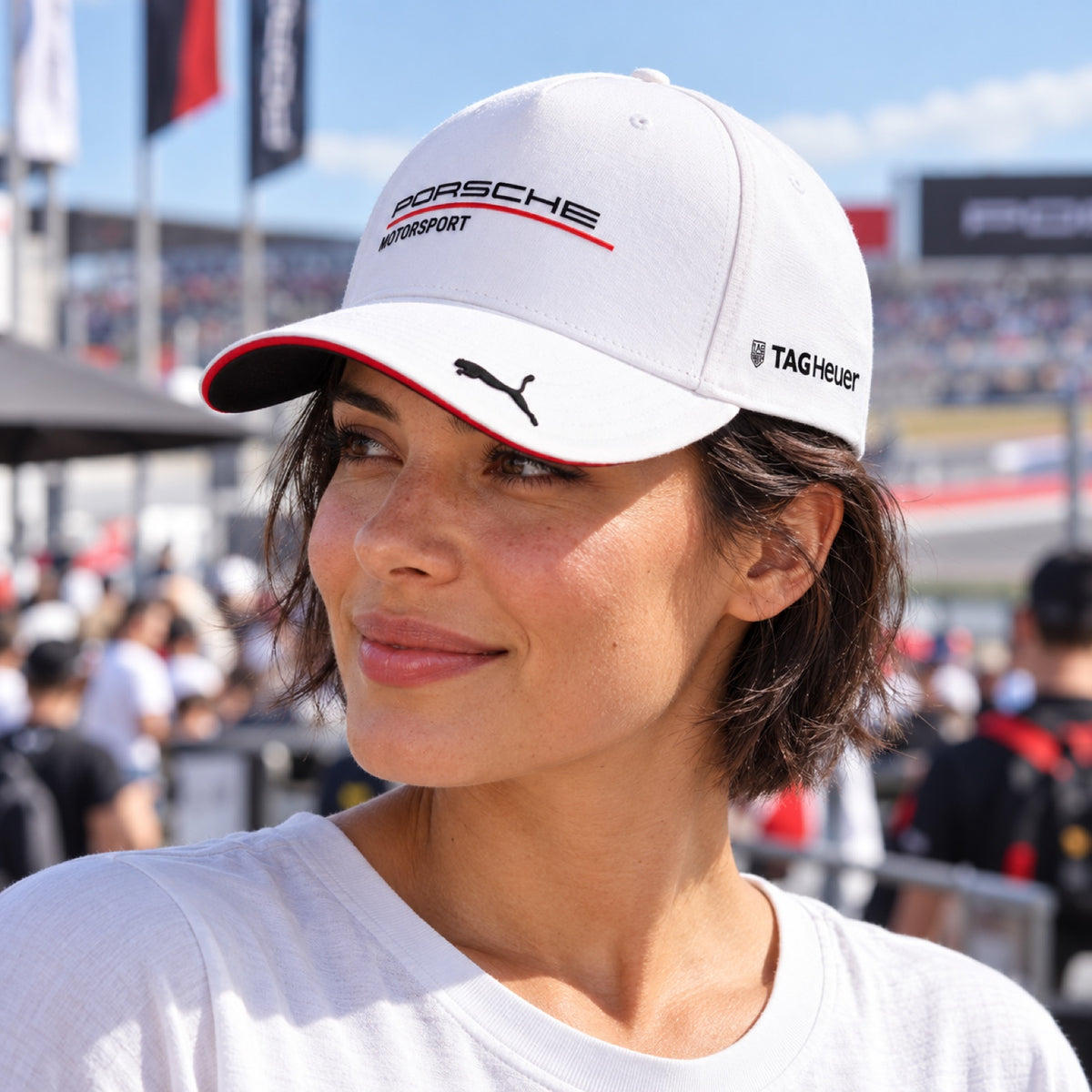 Șapcă de echipă Porsche Motorsport cu logo-urile sponsorilor – albă – fotografie ilustrativă (AI)
