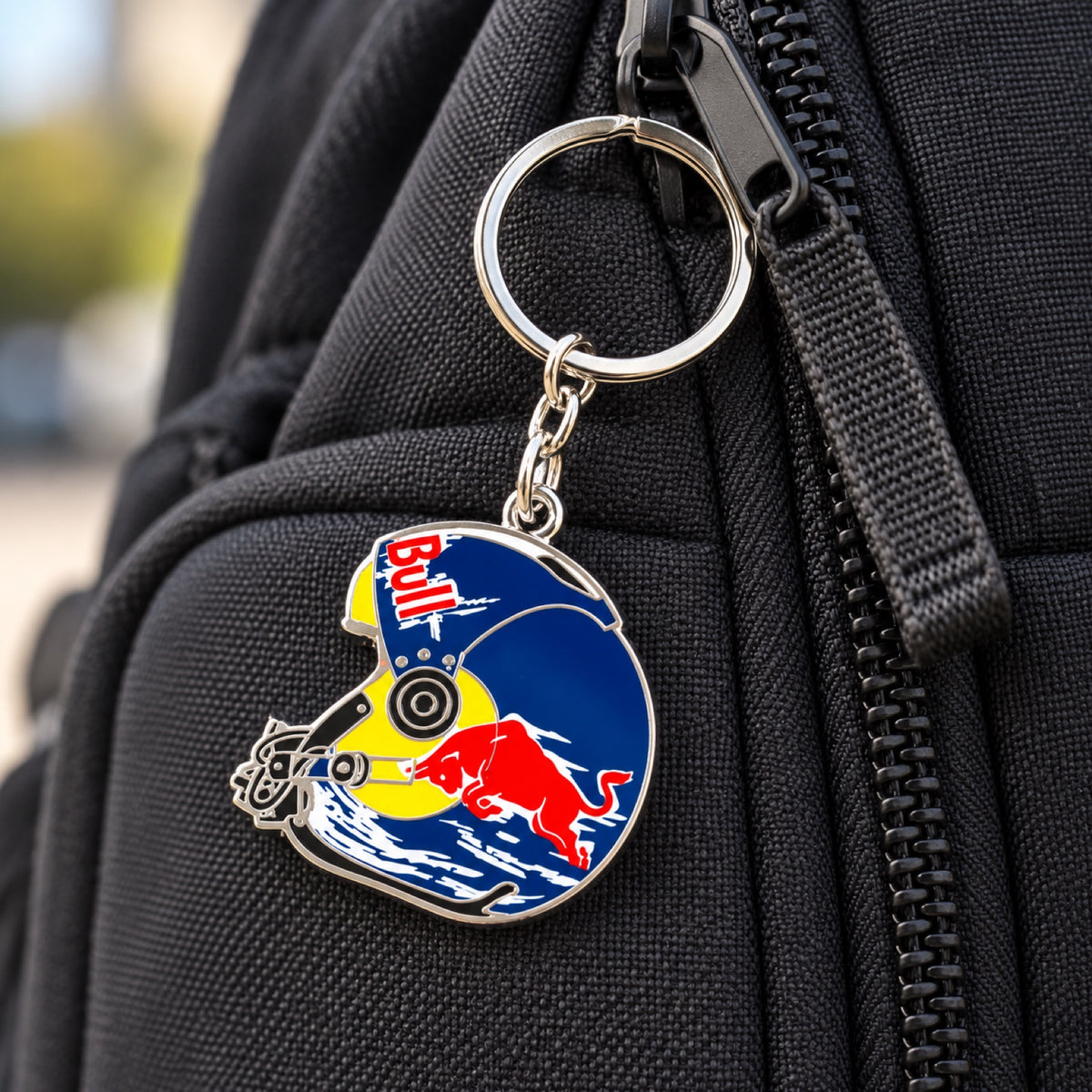 Breloc Red Bull The Flying Bulls – design cască – fotografie ilustrativă (AI)