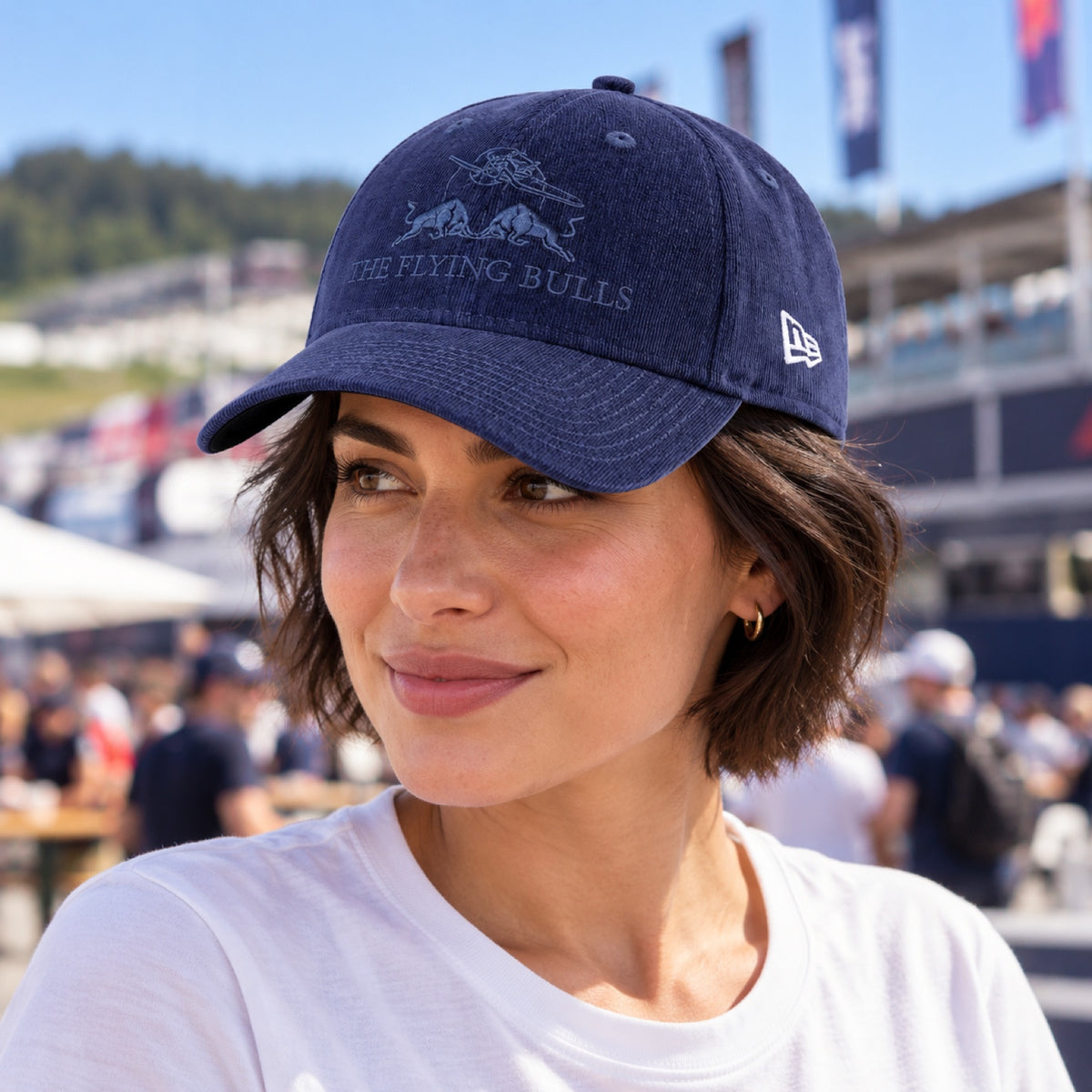 Șapcă Red Bull The Flying Bulls cu logo – albastră – fotografie ilustrativă (AI)