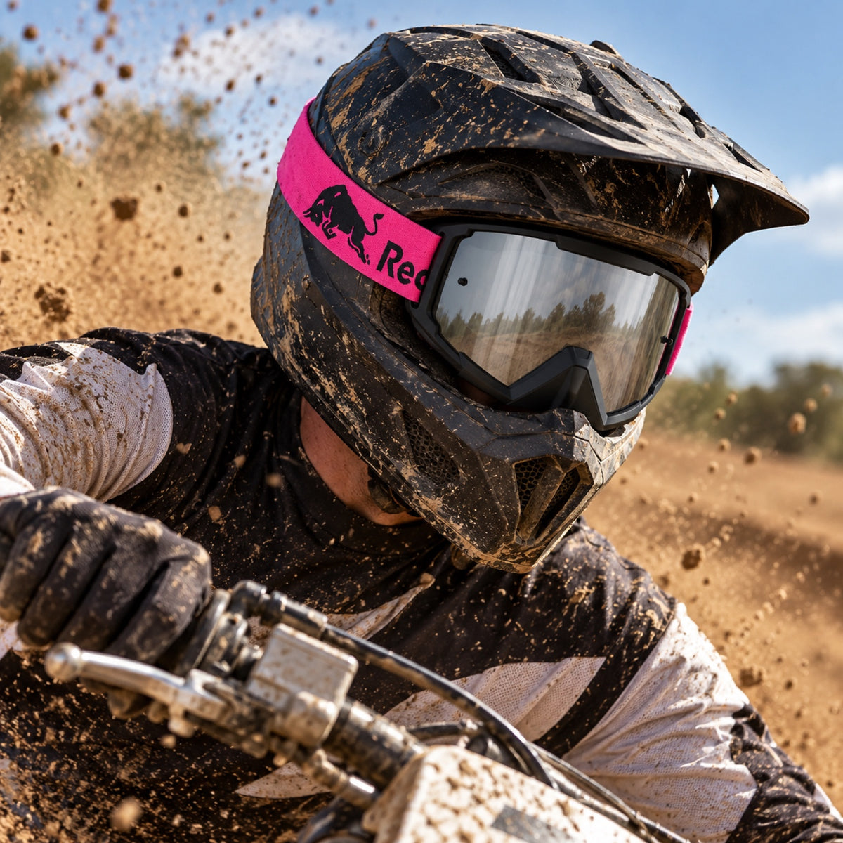 Ochelari de motocros Red Bull Spect WHIP – negri cu lentile argintii – fotografie ilustrativă (AI)