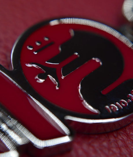 Insignă metalică Alfa Romeo 110 ani aniversare, roșie