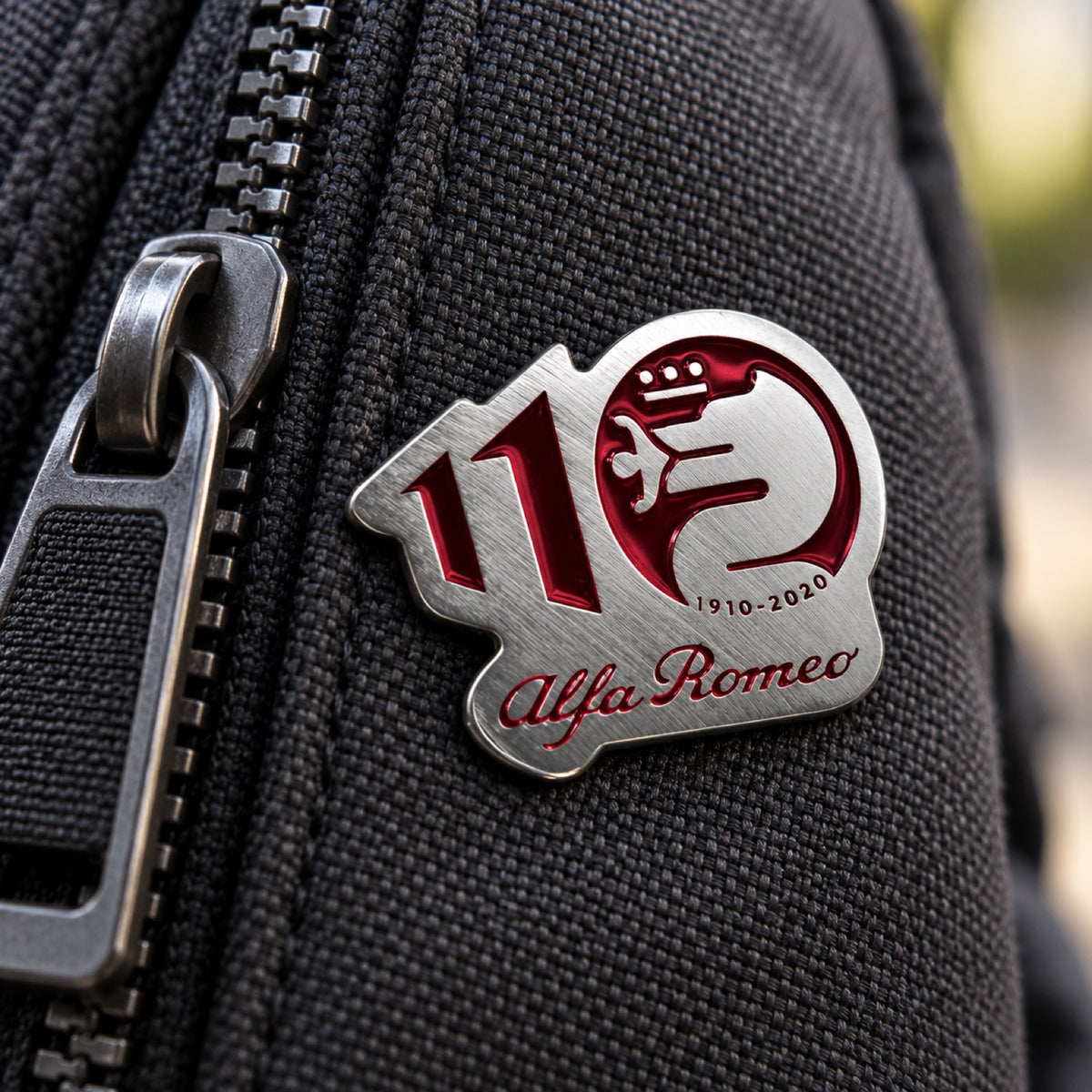 Insignă metalică Alfa Romeo 110 ani – roșie – fotografie ilustrativă (AI)