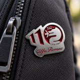 Insignă metalică Alfa Romeo 110 ani – roșie – fotografie ilustrativă (AI)