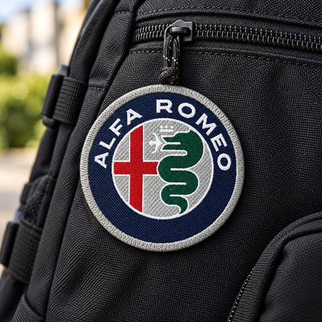 Emblemă textilă cu logo Alfa Romeo – 75 mm – fotografie ilustrativă (AI)