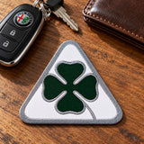 Emblemă textilă Alfa Romeo Quadrifoglio – 50 mm – fotografie ilustrativă (AI)