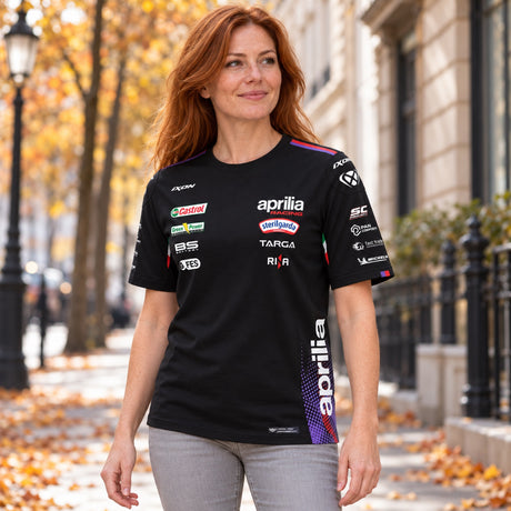 Tricou de echipă Aprilia Racing MotoGP cu logo-urile sponsorilor – fotografie ilustrativă (AI)