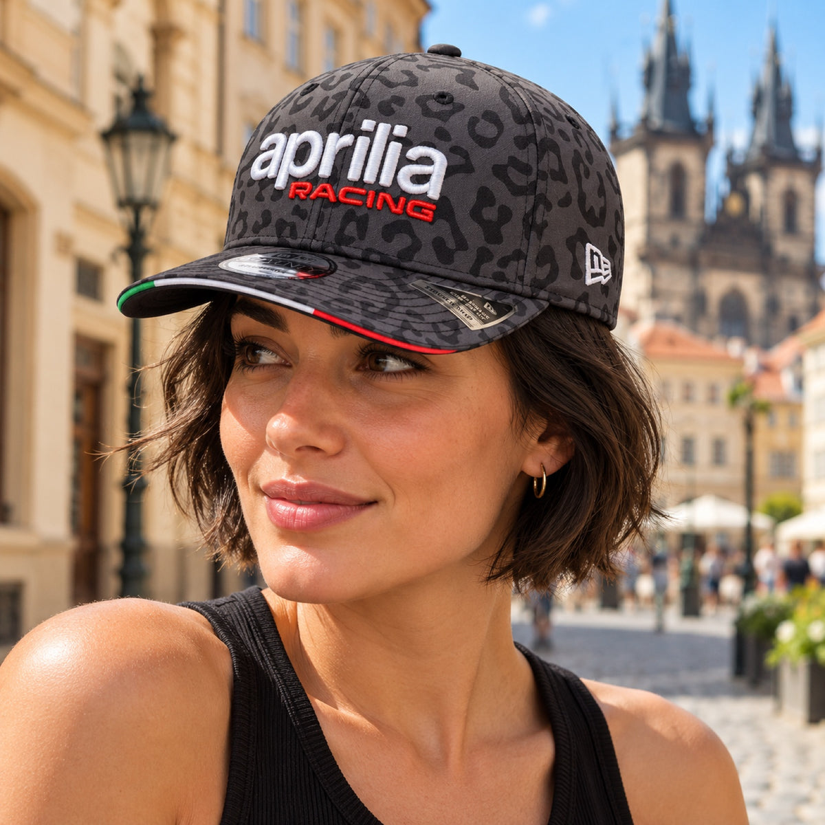 Șapcă de echipă Aprilia Racing x New Era – ediția Mugello – fotografie ilustrativă (AI)