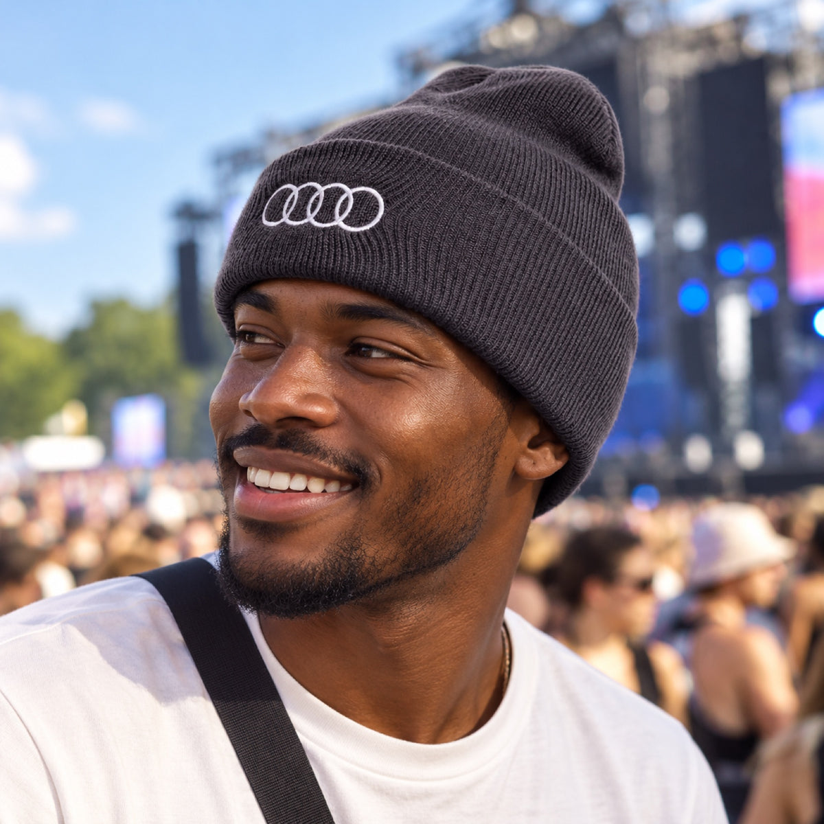 Căciulă Audi Revolut F1 x Adidas – gri închis, ediție de echipă – fotografie ilustrativă (AI)