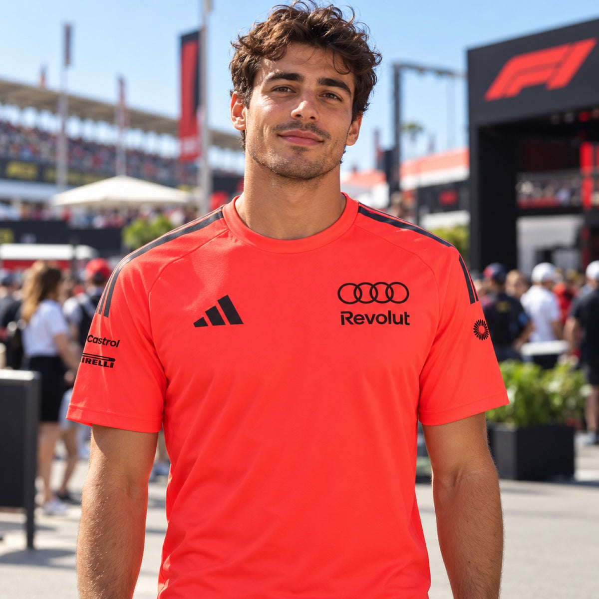 Tricou de echipă Audi Revolut F1 x Adidas cu logo-urile sponsorilor – roșu – fotografie ilustrativă (AI)