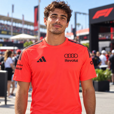 Tricou de echipă Audi Revolut F1 x Adidas cu logo-urile sponsorilor – roșu – fotografie ilustrativă (AI)