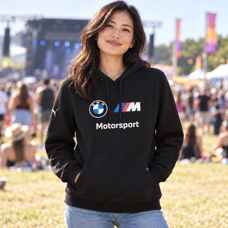Hanorac casual BMW Motorsport cu logo BMW – fotografie ilustrativă (AI)