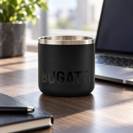 Cană Bugatti cu inscripție – neagră – fotografie ilustrativă (AI)
