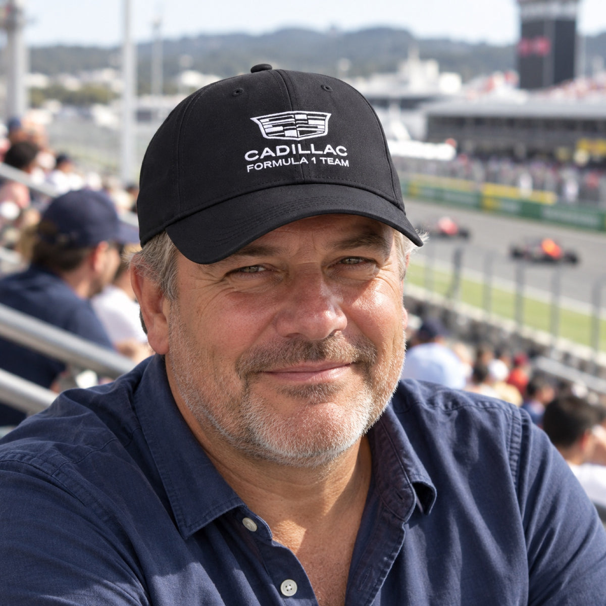 Șapcă Sergio Perez Cadillac F1 x Tommy Hilfiger – ediție de echipă – fotografie ilustrativă (AI)