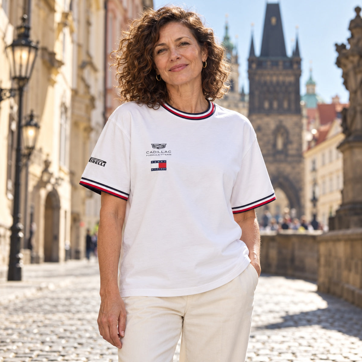 Tricou de damă Cadillac F1 x Tommy Hilfiger – ediție de echipă – fotografie ilustrativă (AI)