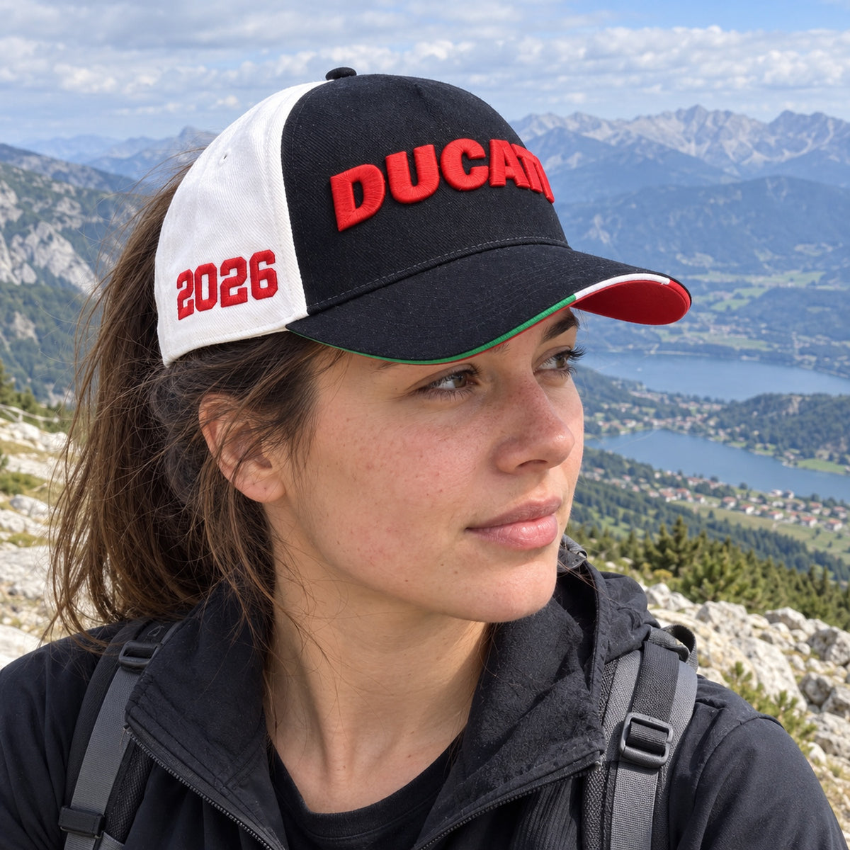 Ducati Corse Cap – 100 Years of Ducati Edition – ilustrační foto 2 (AI)