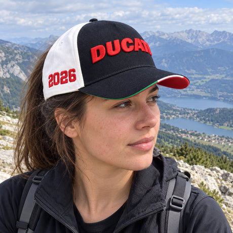 Ducati Corse Cap – 100 Years of Ducati Edition – ilustrační foto 2 (AI)
