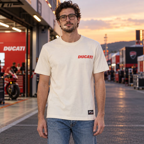 Tricou bărbătesc Ducati Corse – alb, ediția 100 de ani Ducati – fotografie ilustrativă (AI)