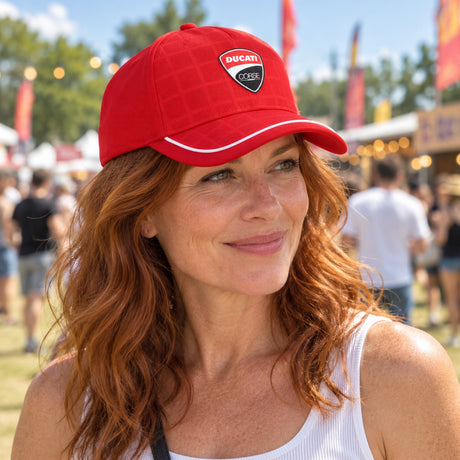 Șapcă pentru fani Ducati Corse GRID cu logo – roșie – fotografie ilustrativă (AI)