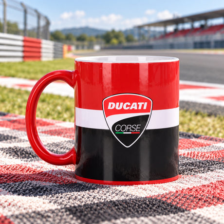 Cană pentru fani Ducati Corse cu logo – fotografie ilustrativă (AI)