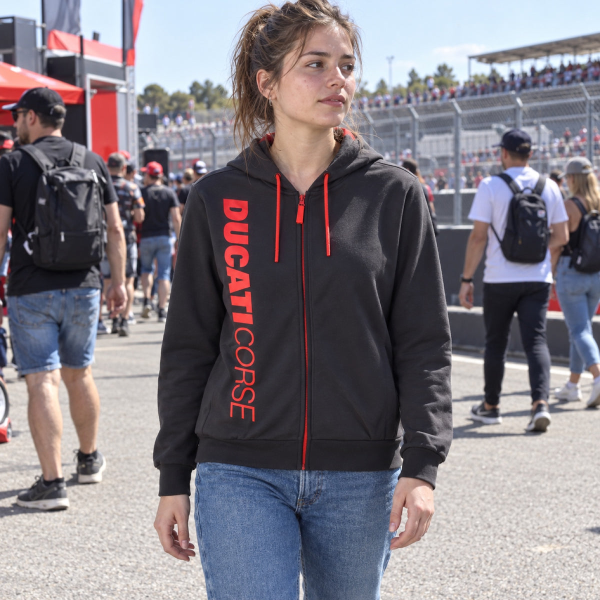 Hanorac pentru fani Ducati Corse cu logo – gri închis – fotografie ilustrativă 2 (AI)