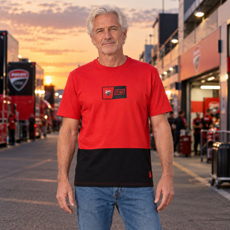 Tricou pentru fani Ducati Corse – Marc Marquez cu logo – fotografie ilustrativă (AI)