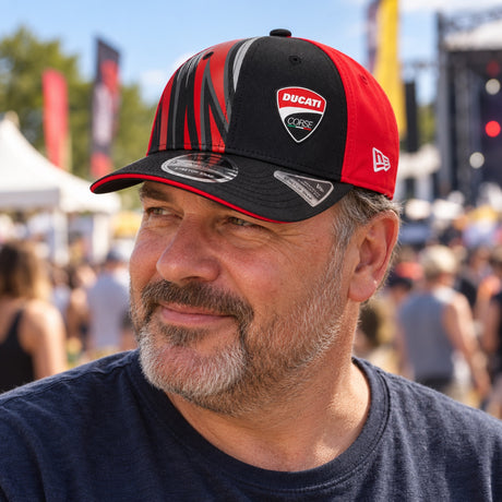 Șapcă Ducati Corse 9SEVENTY cu logo – fotografie ilustrativă (AI)