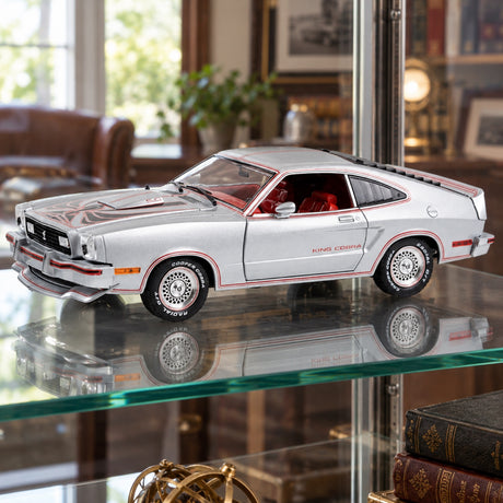 Ford Mustang II King Cobra Model – Silver Metallic with Red and Black Stripes – 1:18 Greenlight – illustrative photo (AI)