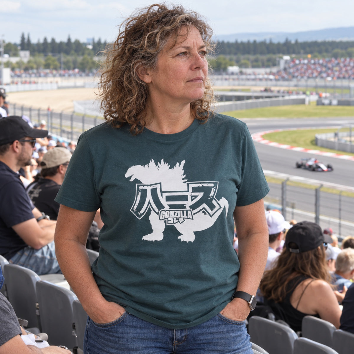 Haas F1 Team x Godzilla T-Shirt – Japan 2026 Edition, Dark Green – ilustrační foto 2 (AI)