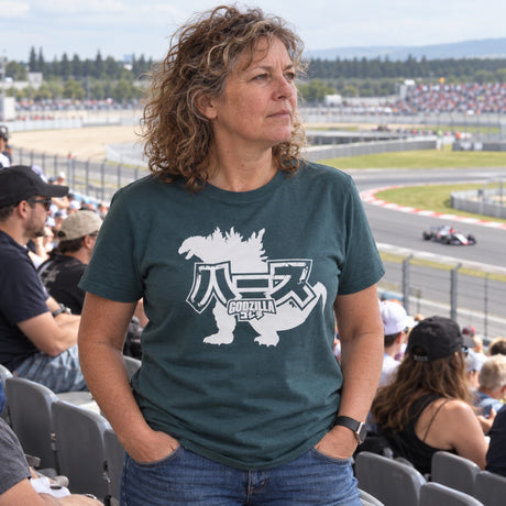 Haas F1 Team x Godzilla T-Shirt – Japan 2026 Edition, Dark Green – ilustrační foto 2 (AI)