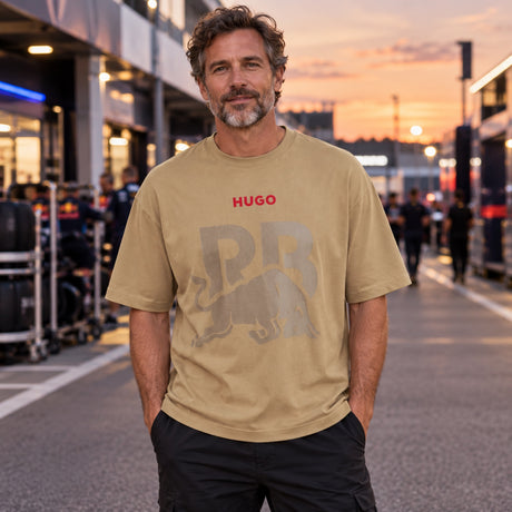 Tricou casual HUGO Racing Bulls – nisipiu – fotografie ilustrativă (AI)