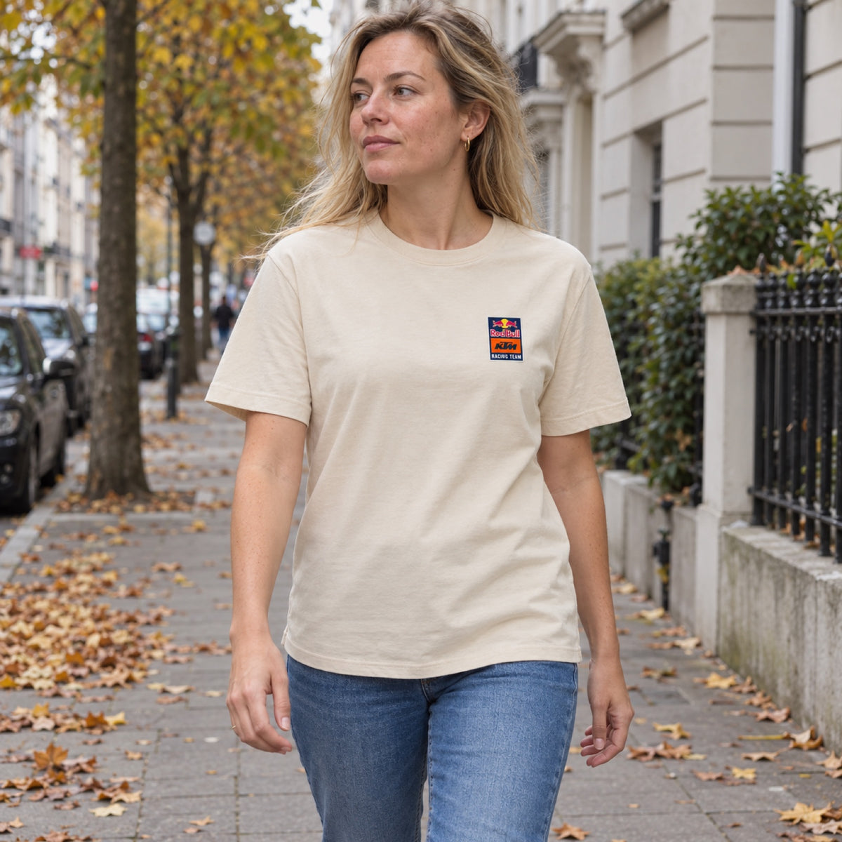 KTM Red Bull Racing SUNSET Fan T-Shirt – Sand – ilustrační foto 2 (AI)
