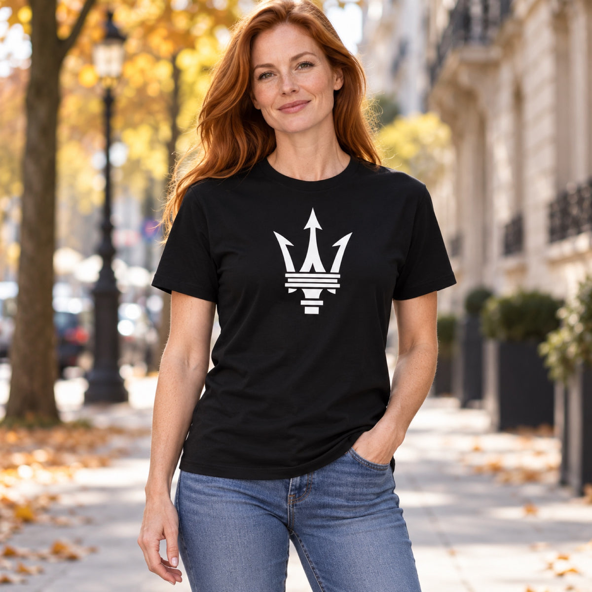Tricou bărbătesc Maserati cu logo mare trident – negru – fotografie ilustrativă (AI)