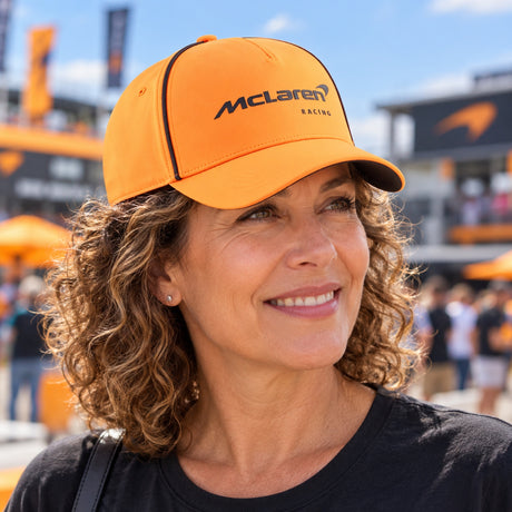 Șapcă McLaren F1 cu logo Puma – McLaren Racing – portocalie – fotografie ilustrativă (AI)