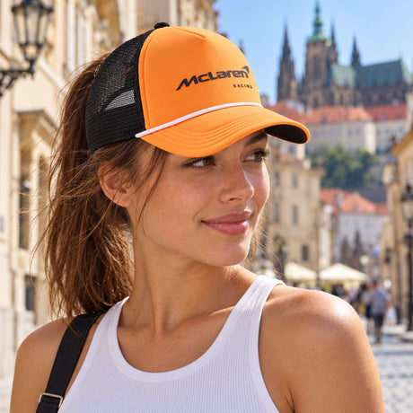 Șapcă cu plasă McLaren F1 cu logo Puma – McLaren Racing – portocalie – fotografie ilustrativă (AI)