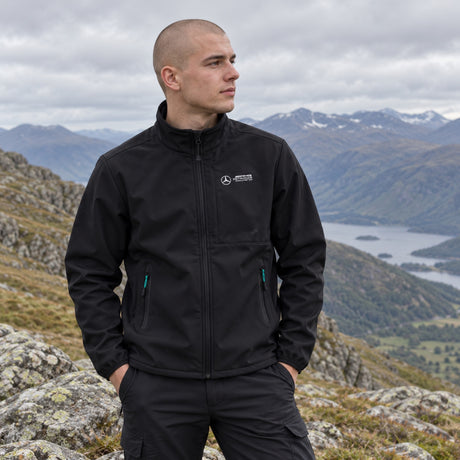 Geacă softshell Mercedes-AMG F1 Casual – neagră – fotografie ilustrativă (AI)