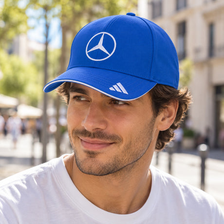 Șapcă Kimi Antonelli Mercedes-AMG PETRONAS F1 x Adidas – albastră, ediție de echipă – fotografie ilustrativă (AI)