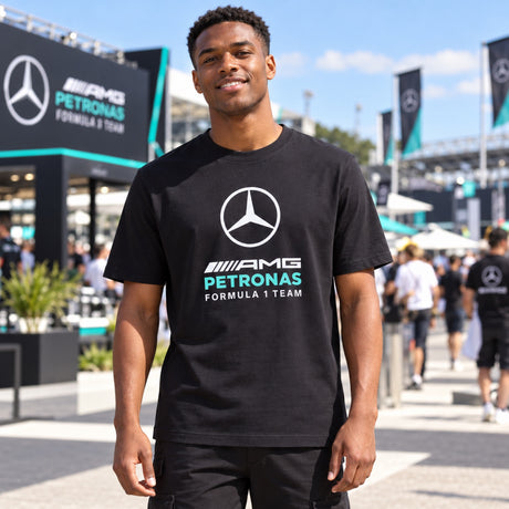 Tricou Mercedes-AMG PETRONAS F1 x Adidas DNA GRAPHIC – ediție casual – fotografie ilustrativă (AI)