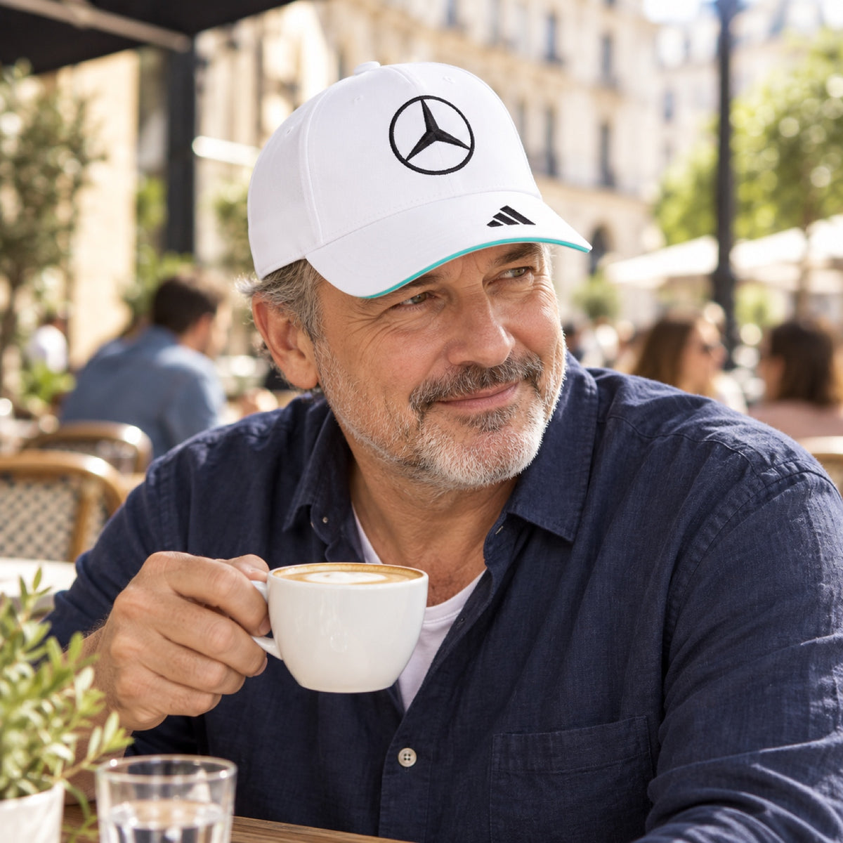 Șapcă Mercedes-AMG PETRONAS F1 x Adidas – albă, ediție de echipă – fotografie ilustrativă (AI)