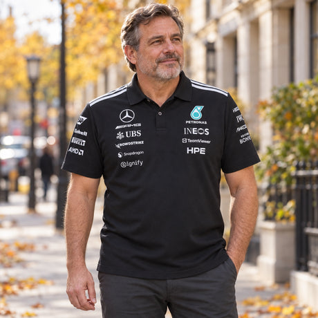 Tricou polo de echipă Mercedes-AMG PETRONAS F1 x Adidas cu logo-urile sponsorilor – negru – fotografie ilustrativă (AI)