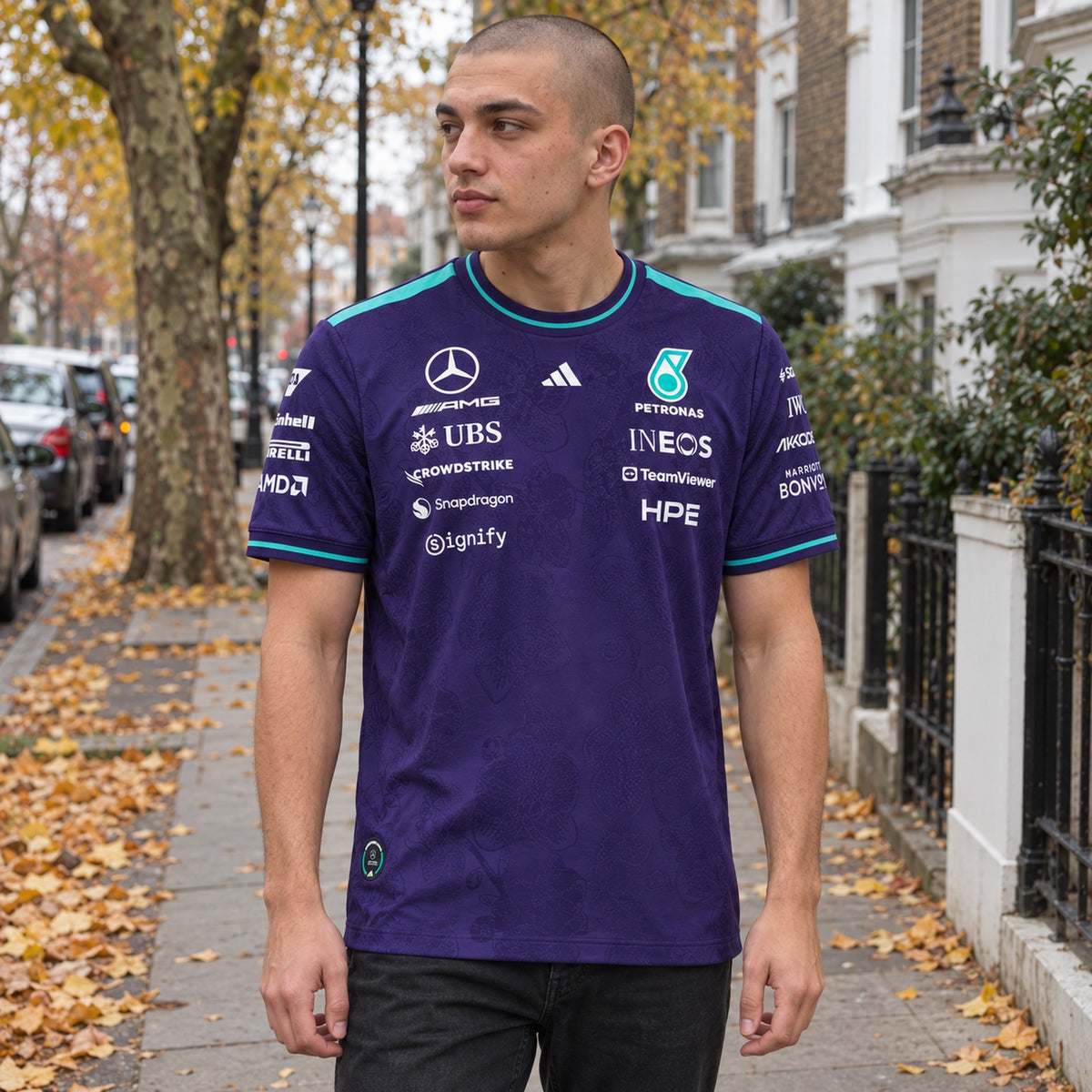 Mercedes-AMG PETRONAS F1 x Adidas Authentic Team T-Shirt – Purple, Singapore 2026 Edition – ilustrační foto (AI)