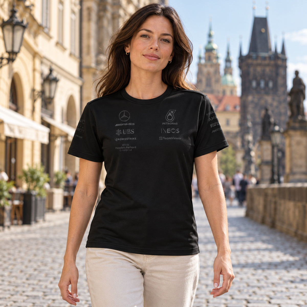 Tricou de echipă de damă Mercedes-AMG PETRONAS F1 AMG STEALTH – negru – fotografie ilustrativă (AI)