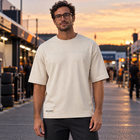 Tricou casual McLaren F1 New Era Speedmark – nisipiu – fotografie ilustrativă (AI)