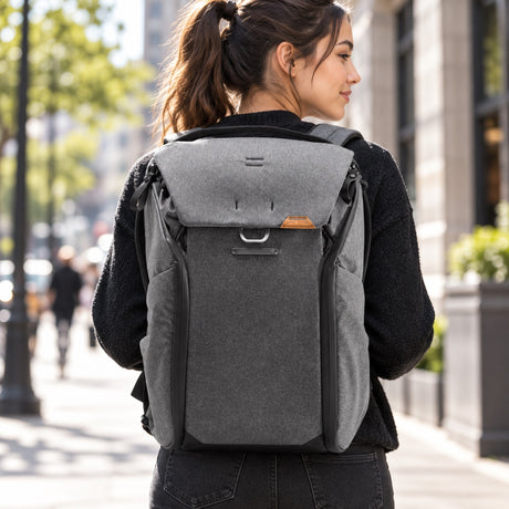 Peak Design Everyday Backpack 20L v2 – Charcoal – fotografie ilustrativă (AI)
